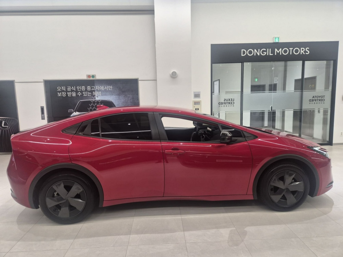 Toyota Prius, 2024 — фото 12 из 12