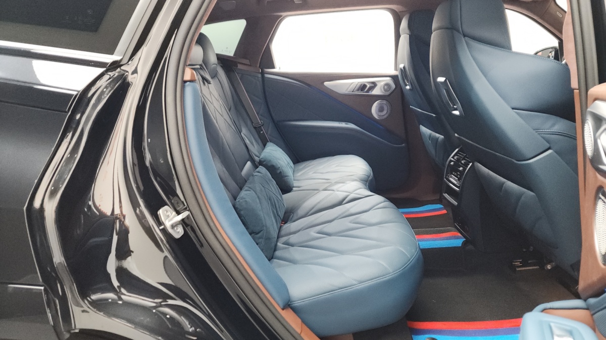 BMW XM, 2025 — фото 10 из 12