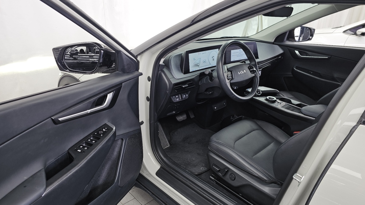 Kia EV6, 2023 — фото 9 из 12