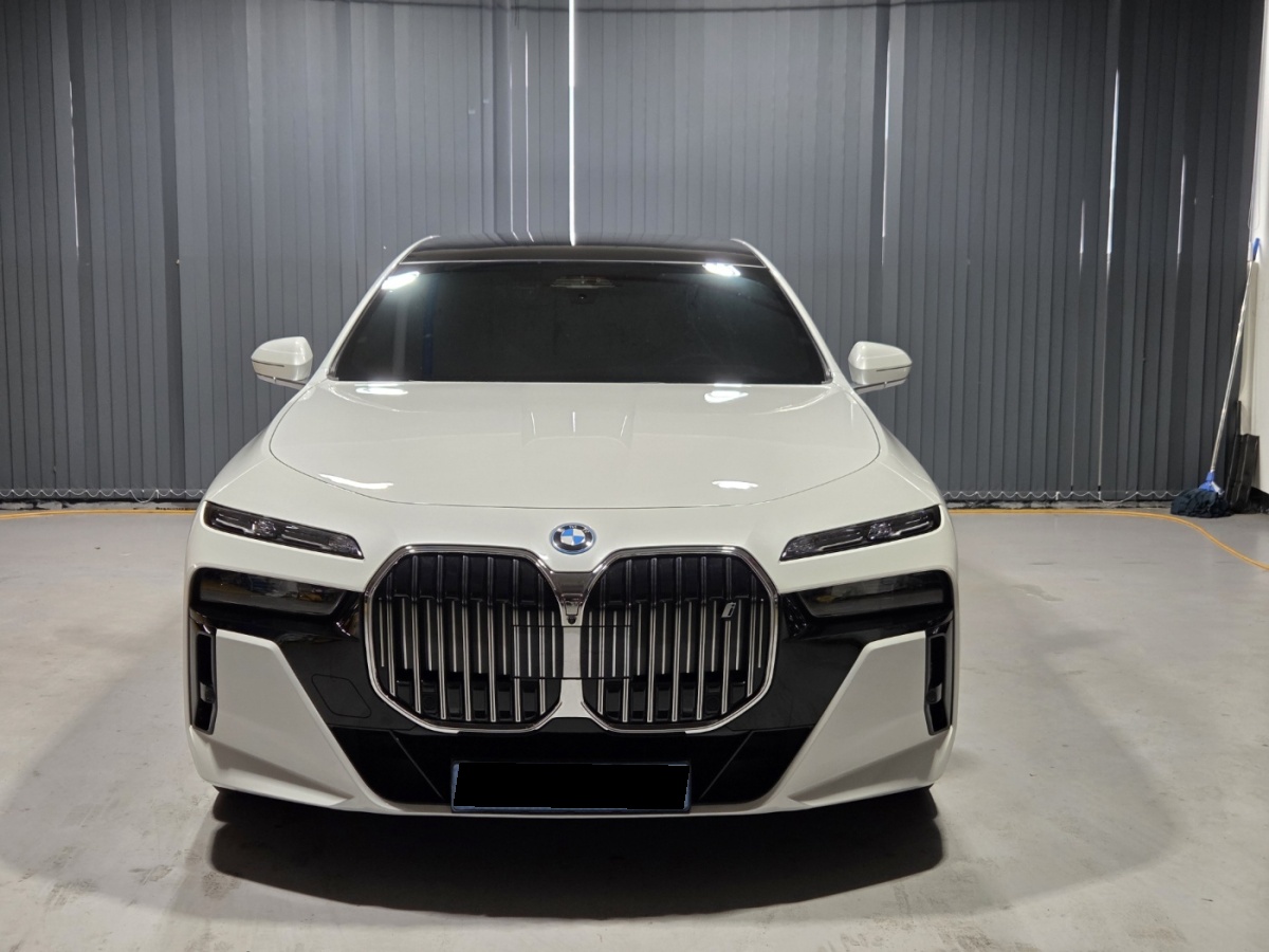 BMW i7, 2023 — фото 2 из 12