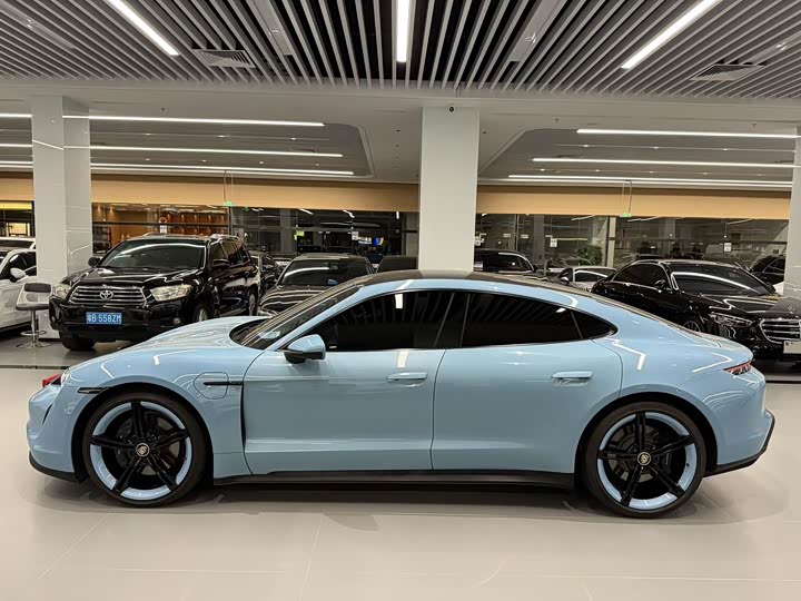 Porsche Taycan, 2023 — фото 7 из 9