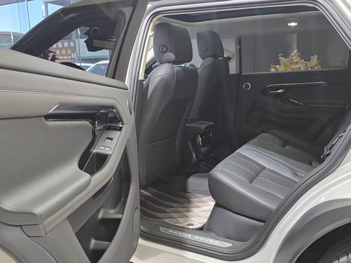 Land Rover Range Rover Evoque L, 2023 — фото 4 из 9