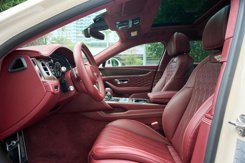 Bentley Flying Spur, 2023 — фото 11 из 12