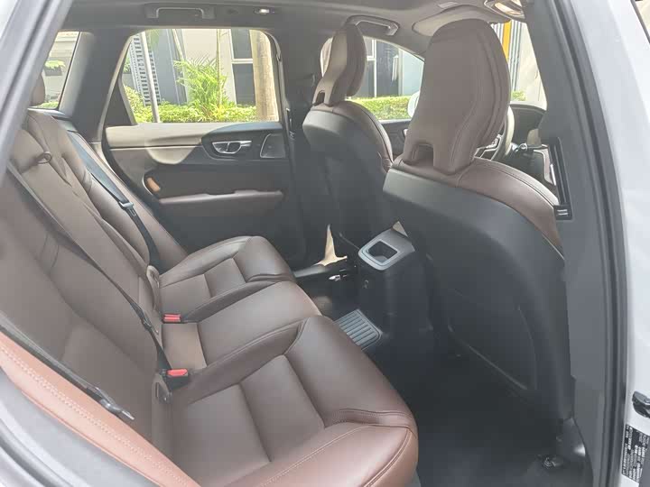 Volvo XC60 Hybrid, 2023 — фото 6 из 9