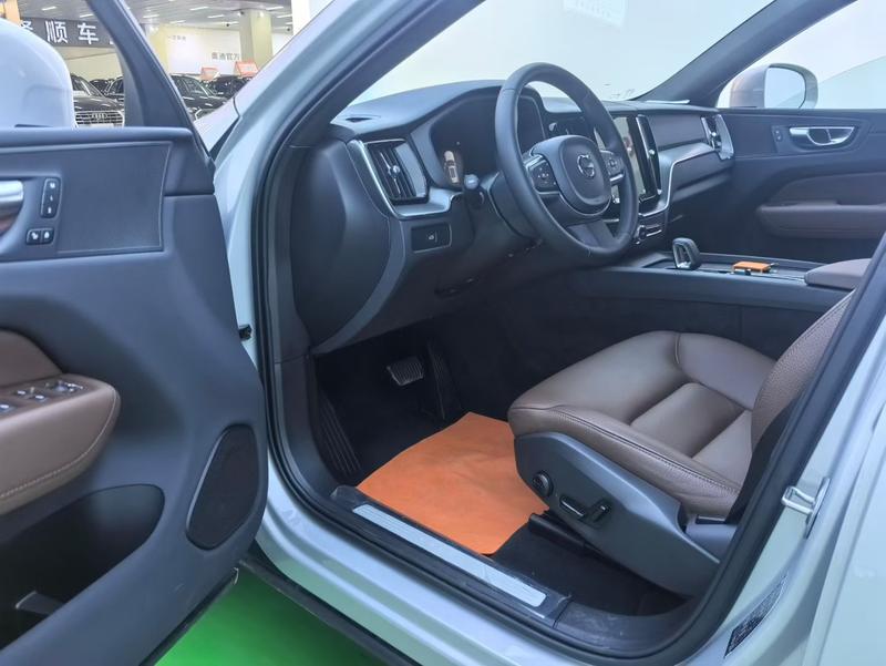Volvo XC60, 2024 — фото 8 из 10