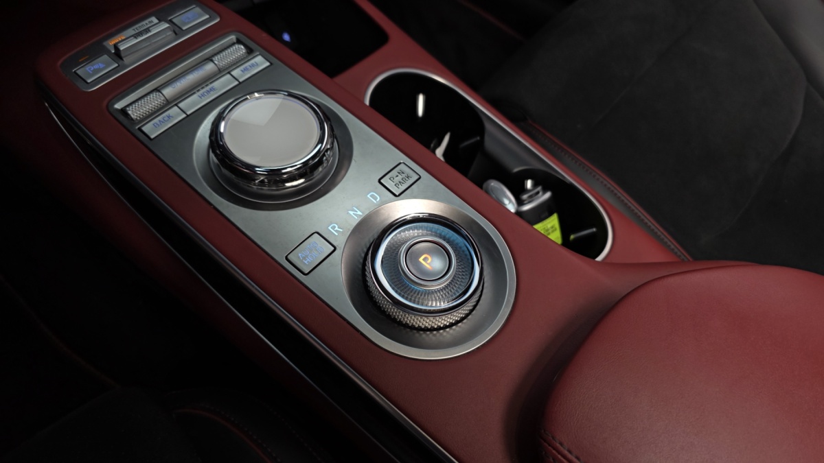 Genesis GV70, 2023 — фото 9 из 12