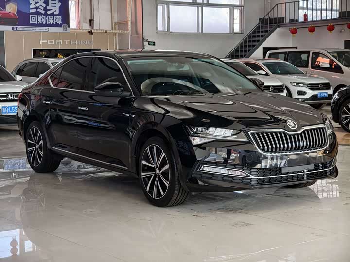 Skoda Superb, 2023 — фото 2 из 9
