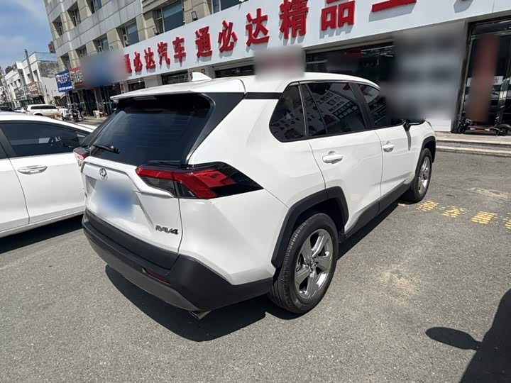 Toyota RAV4, 2022 — фото 7 из 9