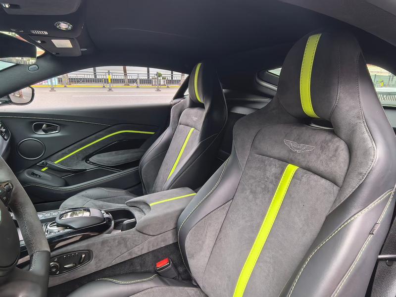 Aston Martin V8 Vantage, 2023 — фото 6 из 7