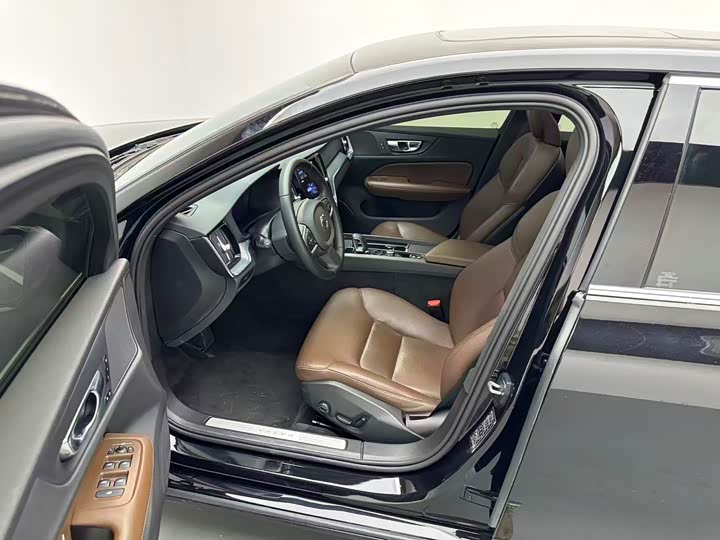 Volvo S60, 2023 — фото 5 из 9