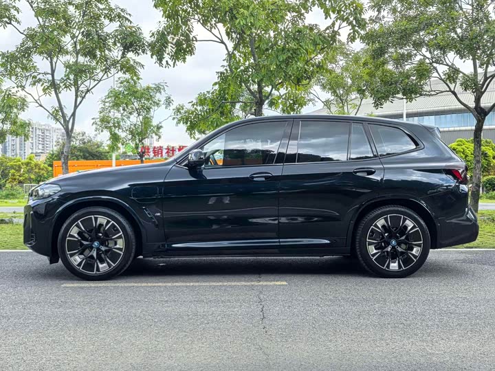 BMW iX3, 2023 — фото 3 из 9