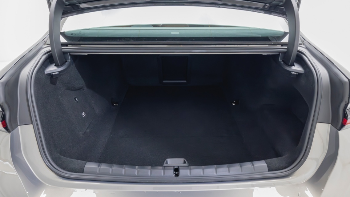 BMW i7, 2025 — фото 9 из 12