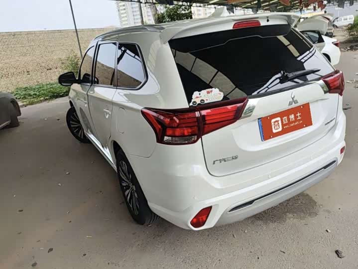 Mitsubishi Outlander, 2022 — фото 3 из 9