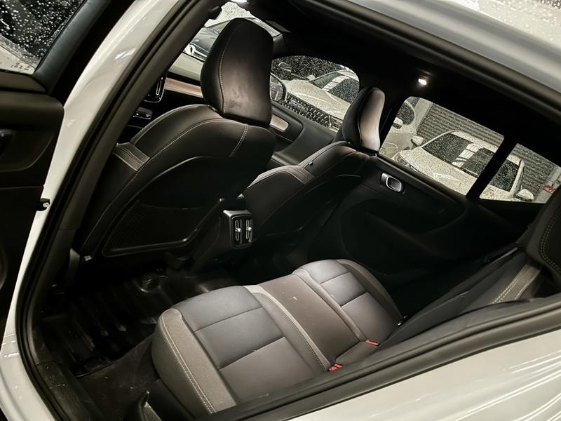Volvo XC40, 2023 — фото 8 из 9