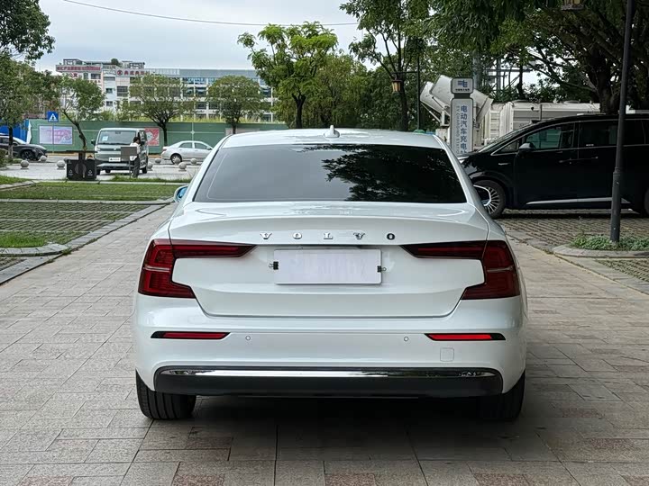 Volvo S60, 2024 — фото 8 из 9