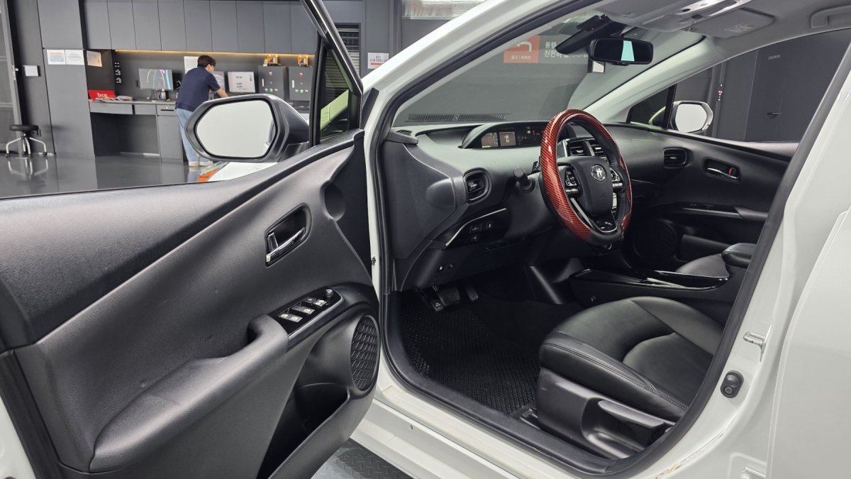 Toyota Prius, 2021 — фото 10 из 12