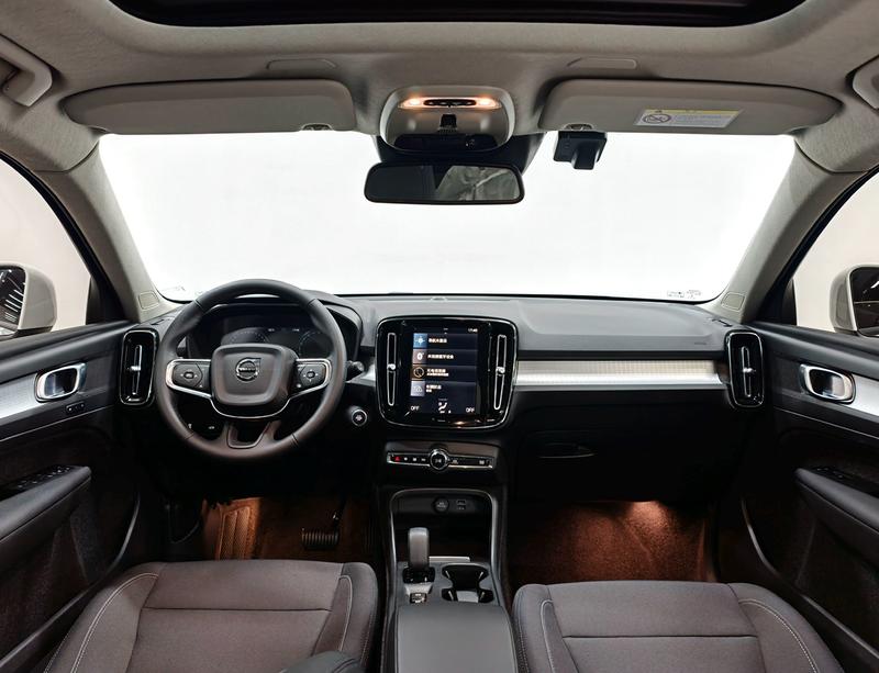 Volvo XC40, 2022 — фото 6 из 10