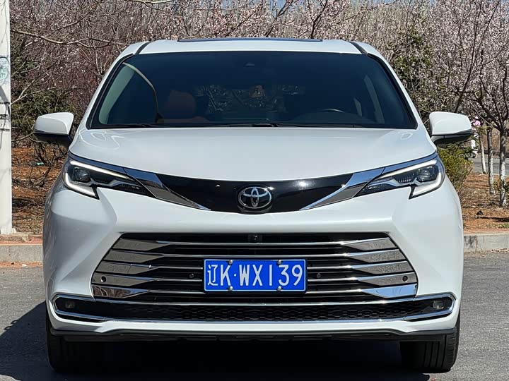 Toyota Sienna, 2024 — фото 2 из 9