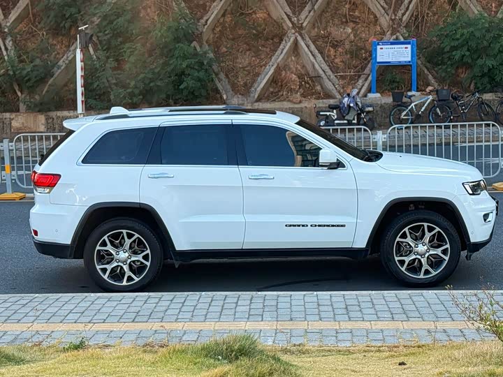 Jeep Grand Cherokee, 2022 — фото 4 из 12