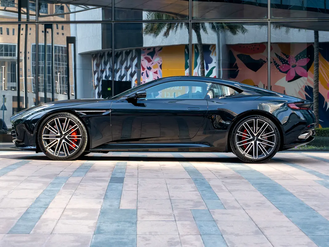 Aston Martin DB12, 2024 — фото 6 из 10