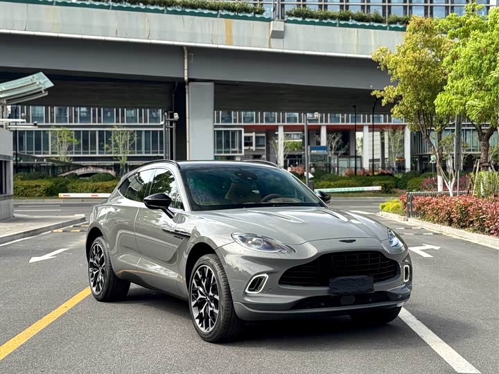 Aston Martin DBX, 2023 — фото 2 из 9