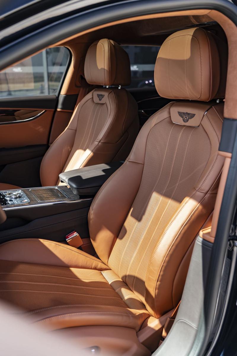 Bentley Flying Spur, 2023 — фото 8 из 10