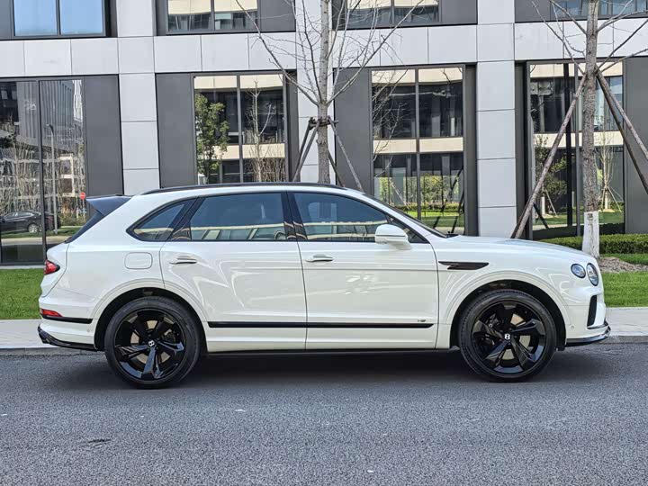 Bentley Bentayga, 2023 — фото 5 из 9