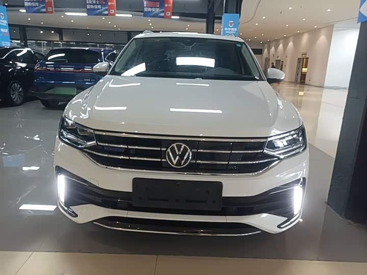 Volkswagen Tiguan L Hybrid, 2023 — фото 3 из 9