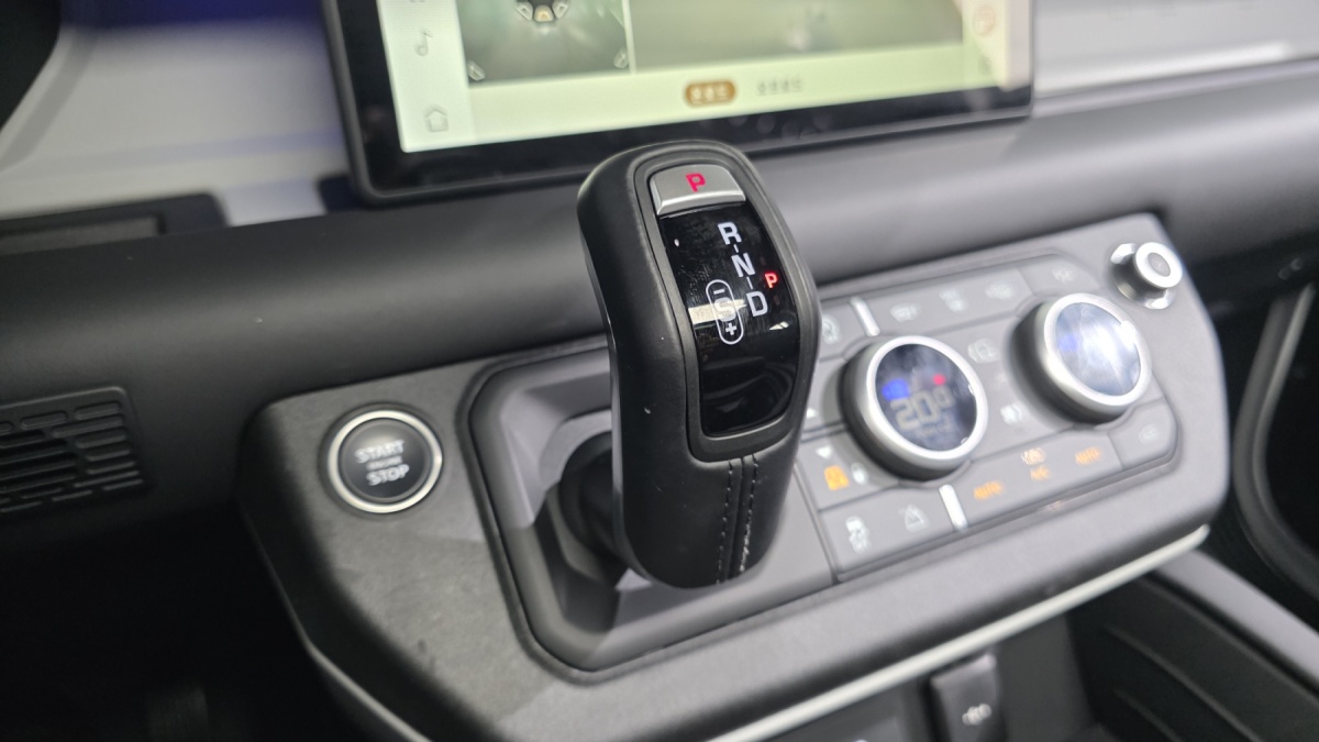 Land Rover Defender, 2024 — фото 9 из 12