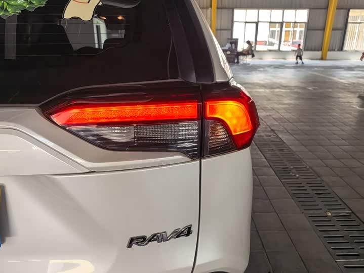 Toyota RAV4, 2022 — фото 8 из 9