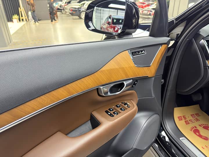 Volvo XC90, 2024 — фото 8 из 9