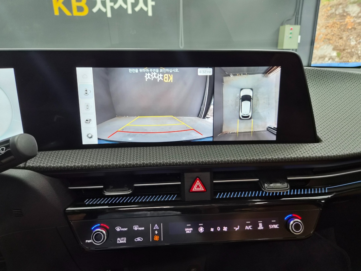 Kia EV6, 2023 — фото 10 из 12