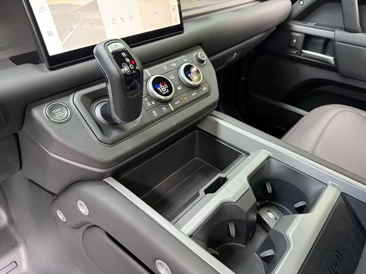 Land Rover Defender, 2025 — фото 7 из 9