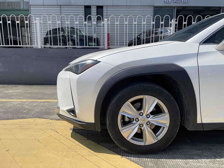 Lexus UX, 2023 — фото 6 из 9