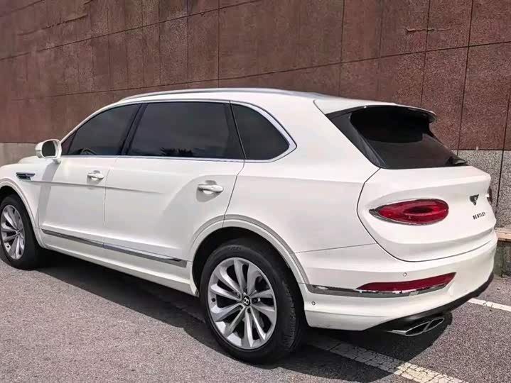Bentley Bentayga, 2024 — фото 2 из 5