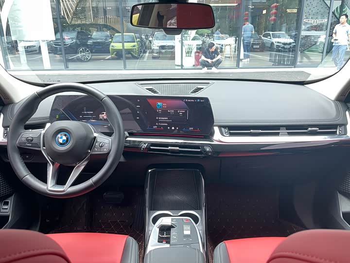 BMW iX1, 2025 — фото 6 из 9