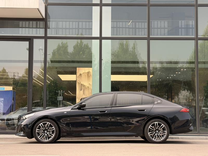 BMW 5 Series, 2025 — фото 3 из 12