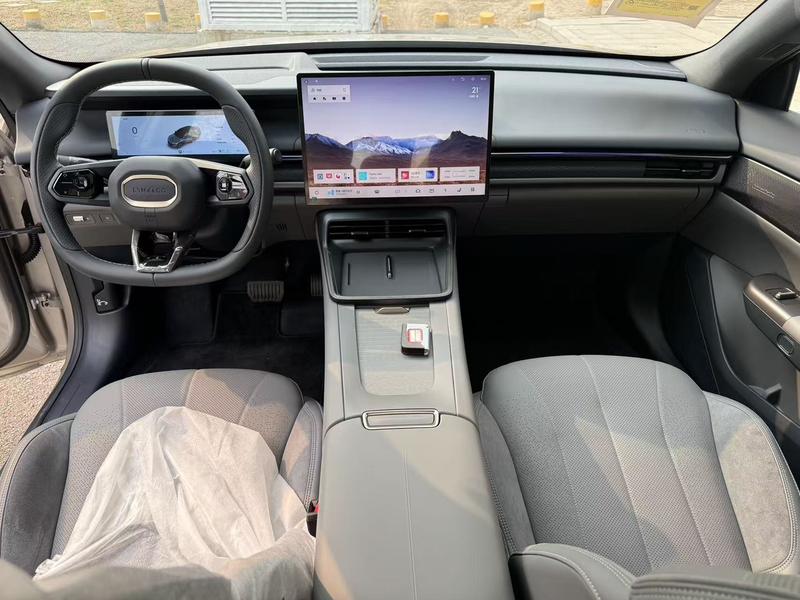 Lynk & Co 07 EM-P Hybrid, 2025 — фото 8 из 12