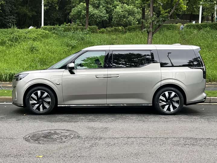 Volvo EM90, 2023 — фото 3 из 9