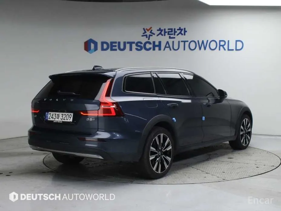 Volvo V60, 2022 — фото 2 из 12