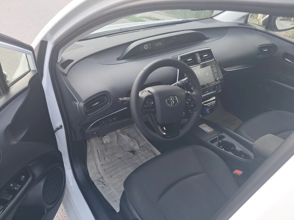Toyota Prius, 2022 — фото 7 из 10