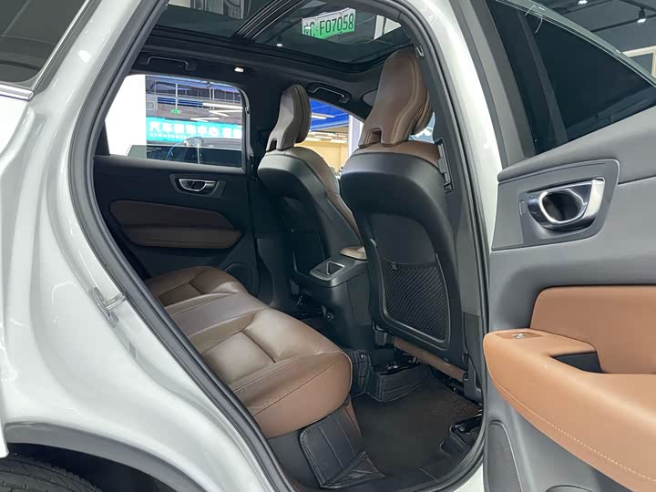 Volvo XC60, 2022 — фото 7 из 9