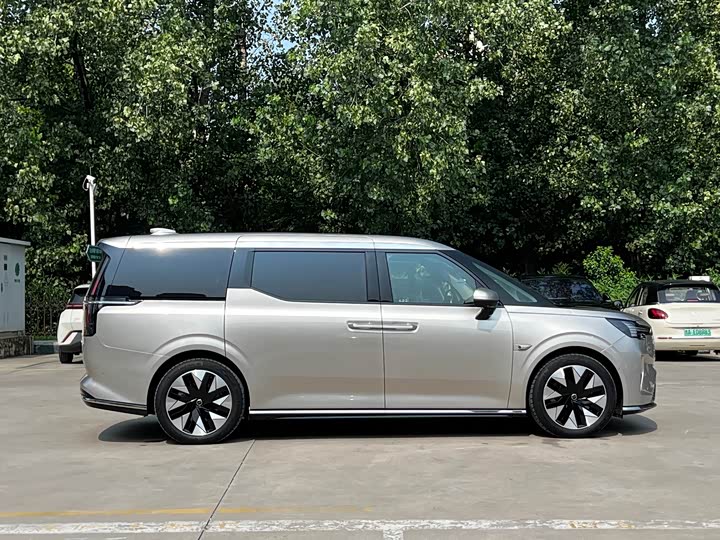 Volvo EM90, 2023 — фото 6 из 9