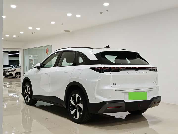 BAIC Arcfox Alpha T5, 2025 — фото 2 из 9