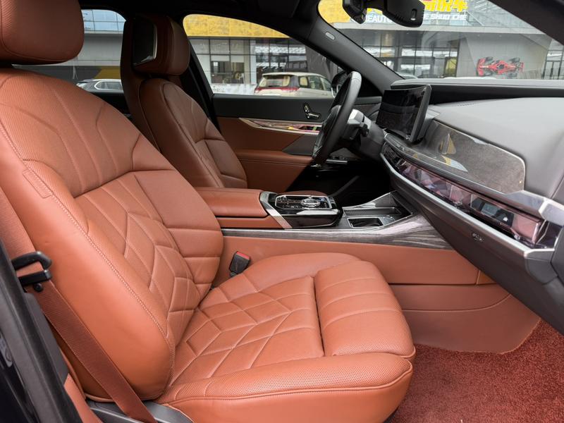 BMW i7, 2024 — фото 12 из 12