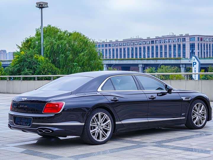 Bentley Flying Spur Hybrid, 2023 — фото 4 из 9