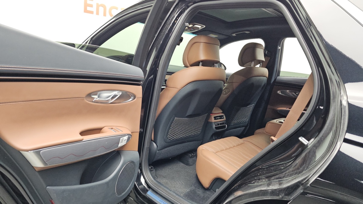 Genesis GV70, 2023 — фото 11 из 12