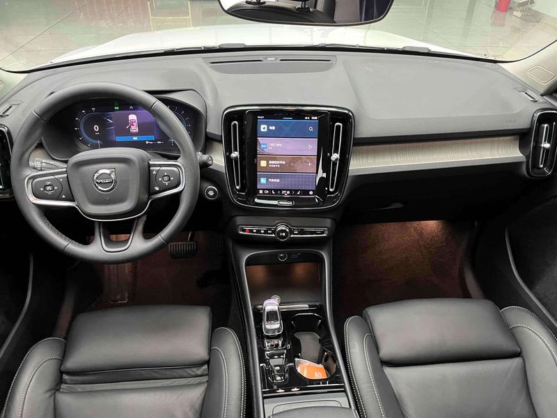 Volvo XC40, 2023 — фото 10 из 12