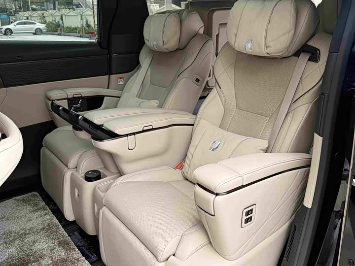 Toyota Alphard, 2025 — фото 8 из 9