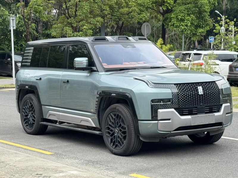 BYD Yangwang U8, 2023 — фото 3 из 12